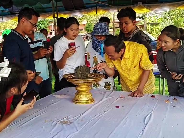 นครนายก – ค้นหาพระพุทธรูปเก่าแก่นับ 100 ปี จากโบสถ์เก่าใต้น้ำ ชาวบ้านพบเศียรโผล่ พอเข้าใกล้กับผลุบหาย