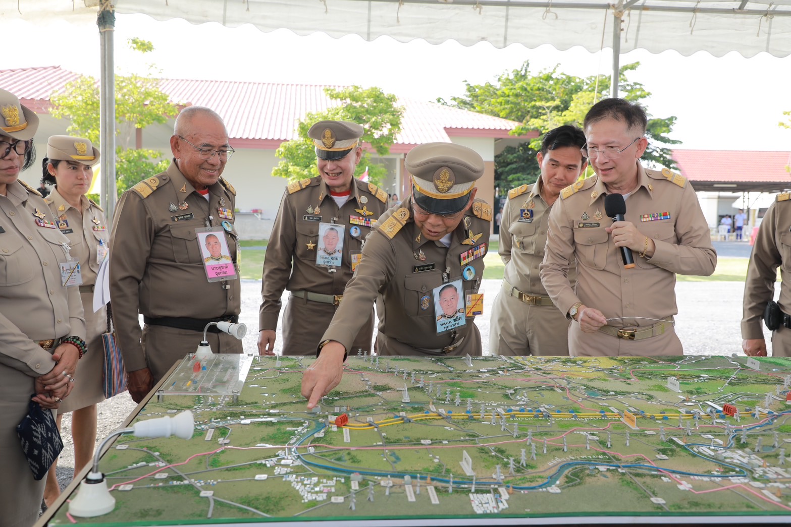 องคมนตรีติดตามสถานการณ์น้ำในพื้นที่จังหวัดชัยนาทและจังหวัดพระนครศรีอยุธยา