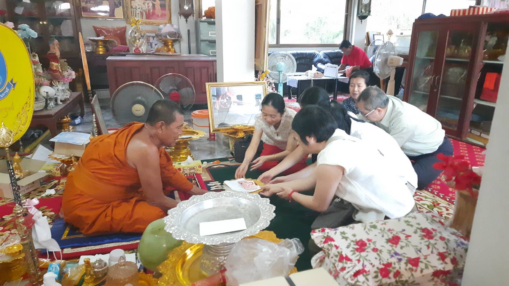 ปทุมธานี พ่อปู่ศรีสุทโธแม่ย่าศรีปทุมมาให้โชคผู้เข้าร่วมบวงสรวงนับ10ราย