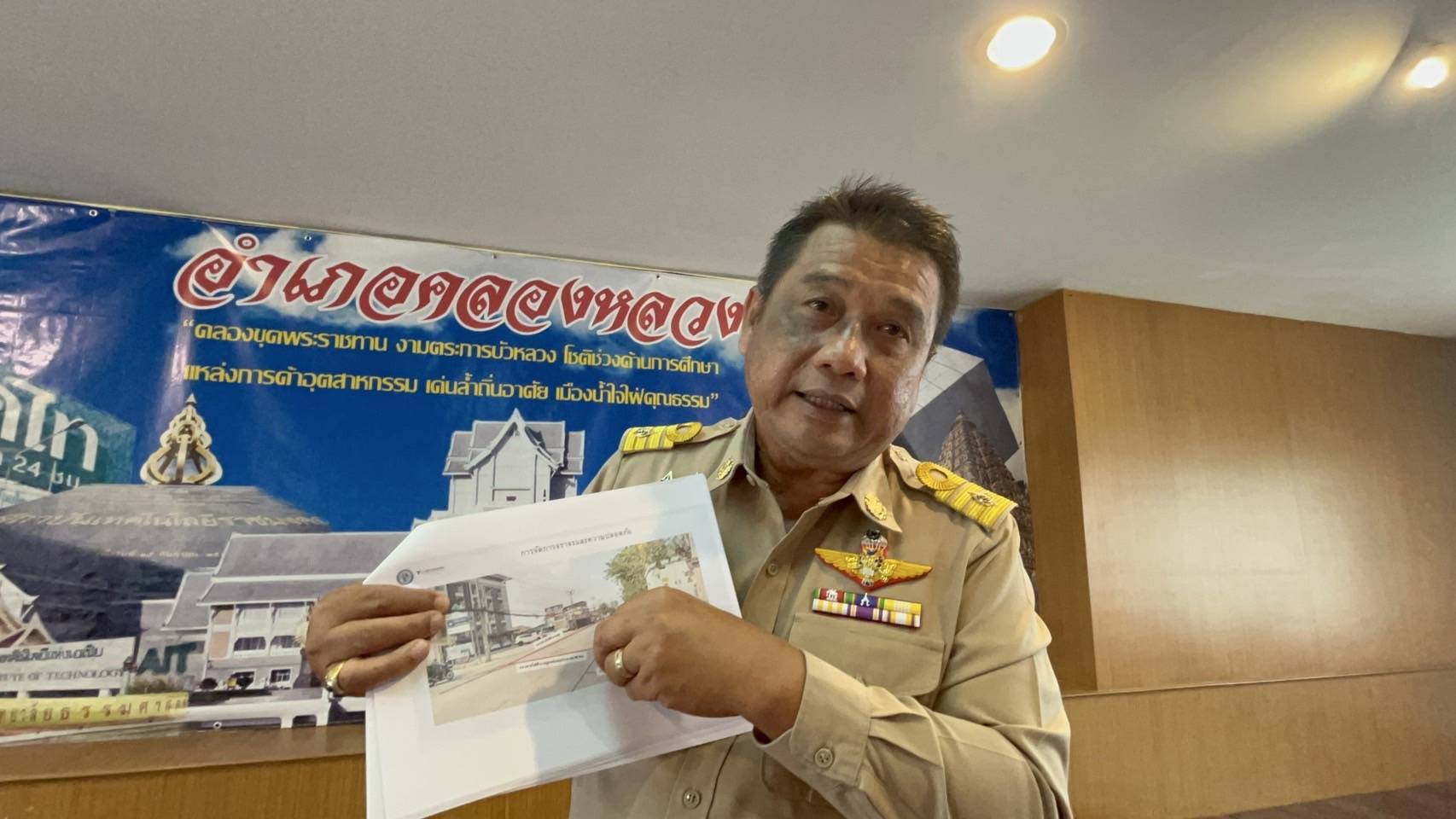 ปทุมธานี นายอำเภอเดือดสั่งการประปาแก้ไขการจราจรติดขัดด้านนายกคลองสามฟาดแรงการประปาหลังชาวบ้านแจกกล้วยทุกวัน