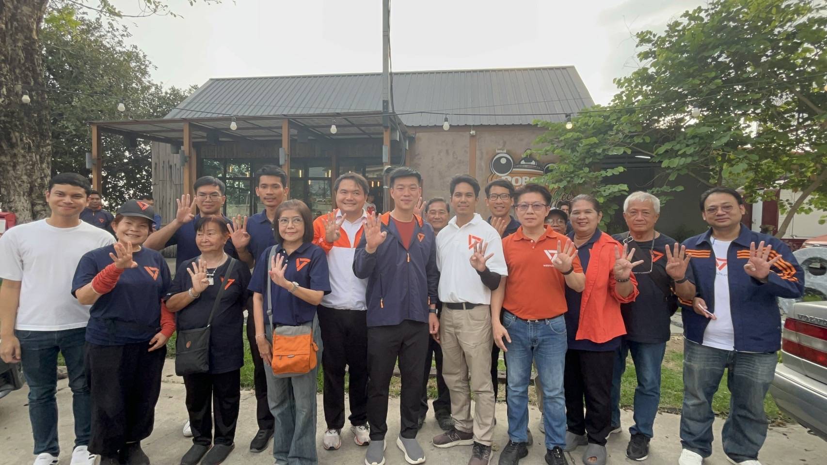 ปทุมธานี“เท้ง” ณัฐพงษ์ เรืองปัญญาวุฒิ หัวหน้าพรรคประชาชน ขึ้นรถแห่หาเสียงช่วยวาล์ว ผู้สมัครนายกเทศมนตรีนครรังสิต ท้าชนอดีตนายกเก่าลูก“บิ๊กแจ้ส”