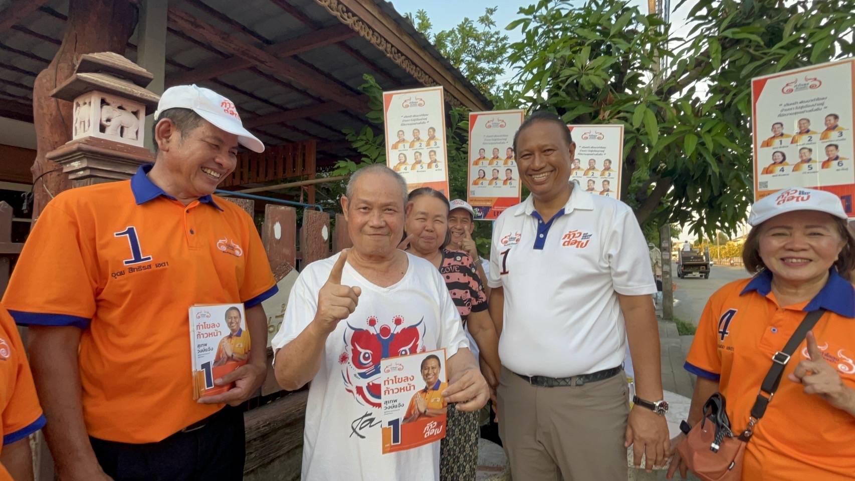 ปทุมธานี หมอเทพเดินพบปะประชาชนอย่างใกล้ชิดพร้อมชูนโยบายสานต่อที่ทำมาแล้ว