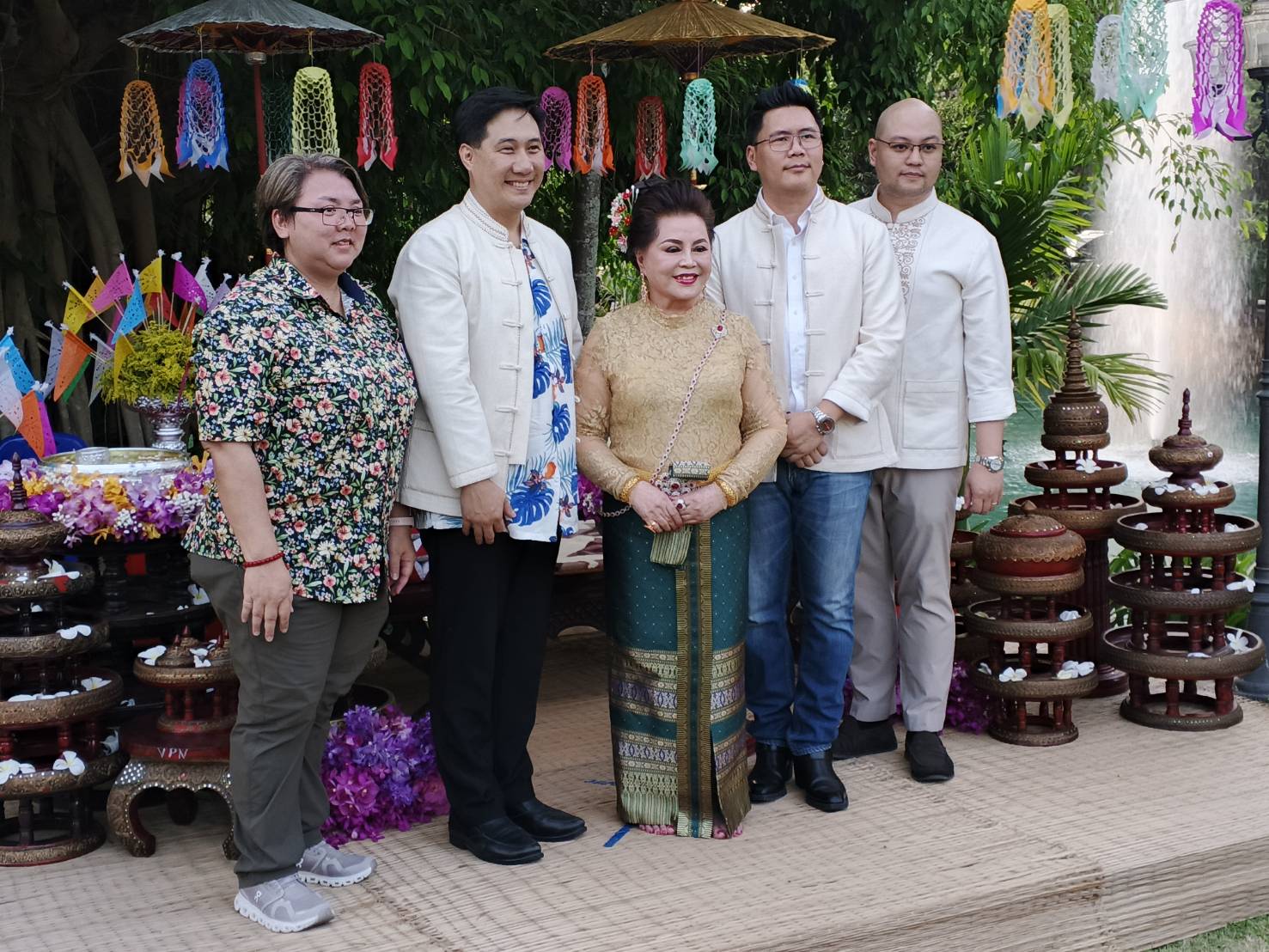 “แม่เลี้ยงวรรณี”เปิดบ้านสวนริมลำพูน ให้กัลยาณมิตรสระเกล้าดำหัว ขอพรเนื่องในประเพณีปี๋ใหม่เมือง ท่ามกลางความชื่นมื่น