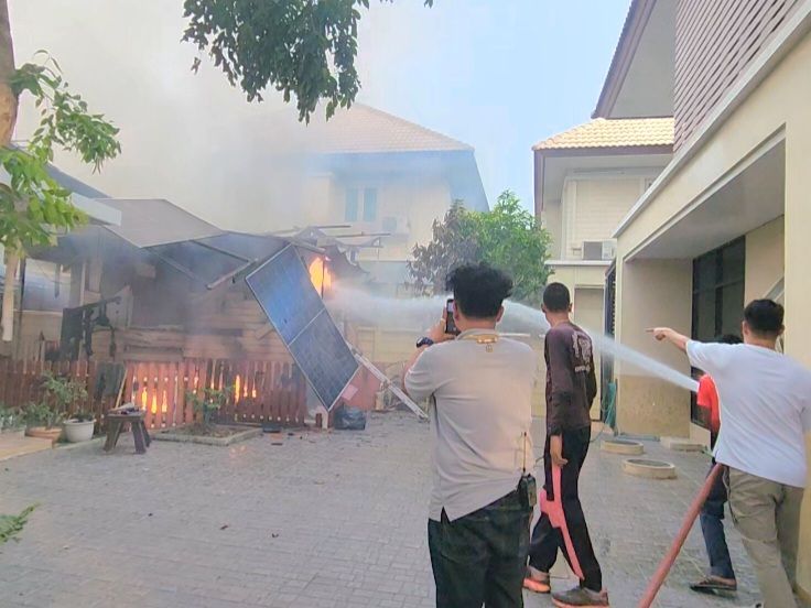 ระทึก!บ้านกลางเมืองกรุงเก่า ห้องเก็บแบตเตอรี่พลังงานโซล่าเซลล์ ระเบิดไฟไหม้วอดทั้งหลัง