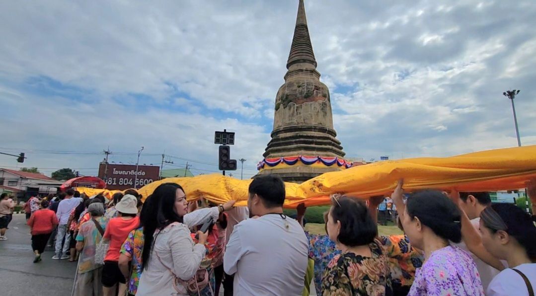 ชาวอยุธยาร่วมใจสืบสานประเพณีห่มผ้าองค์เจดีย์ ‘วัดสามปลื้ม’ บรรยากาศคึกคัก อิ่มบุญ-อิ่มใจ