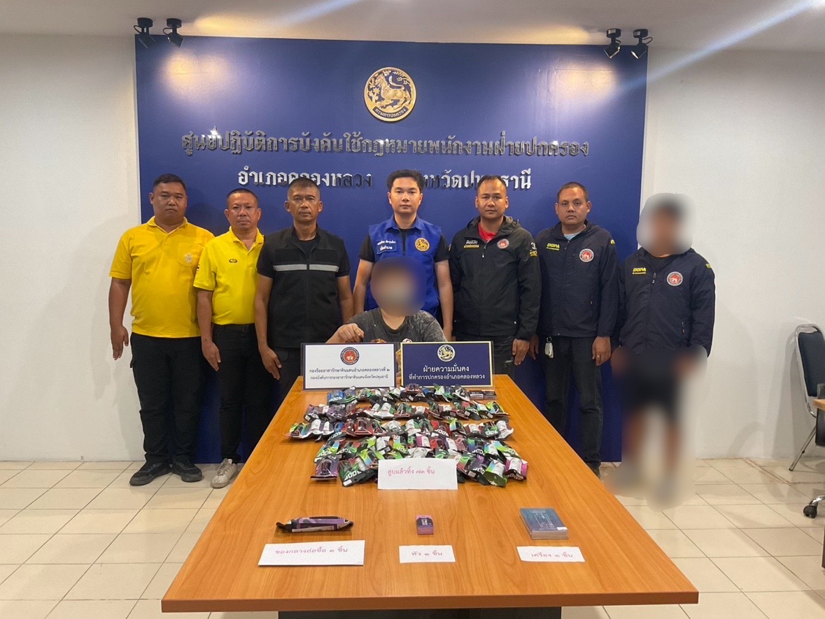 ฝ่ายปกครองคลองหลวง รวบแม่ค้าเปิดร้านของชำบังหน้า ลักลอบขายบุหรี่ไฟฟ้าให้เด็กนักเรียน หลังได้รับเรื่องร้องเรียนจากโรงเรียนดัง