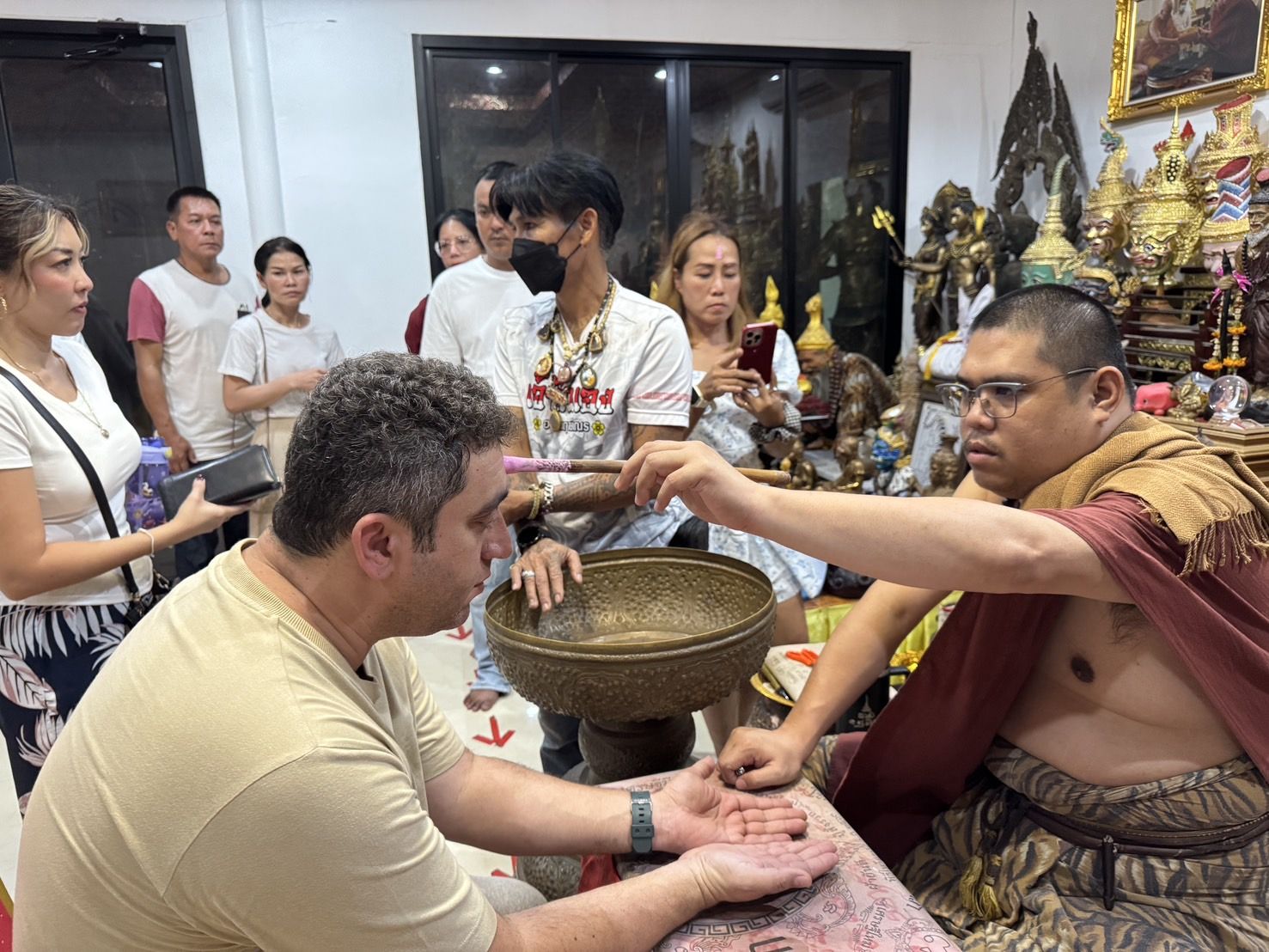ปชช.แห่ส่องอ่างน้ำมนต์เจิมมือเปิดดวงเศรษฐีที่อาศรมฤาษีเณร