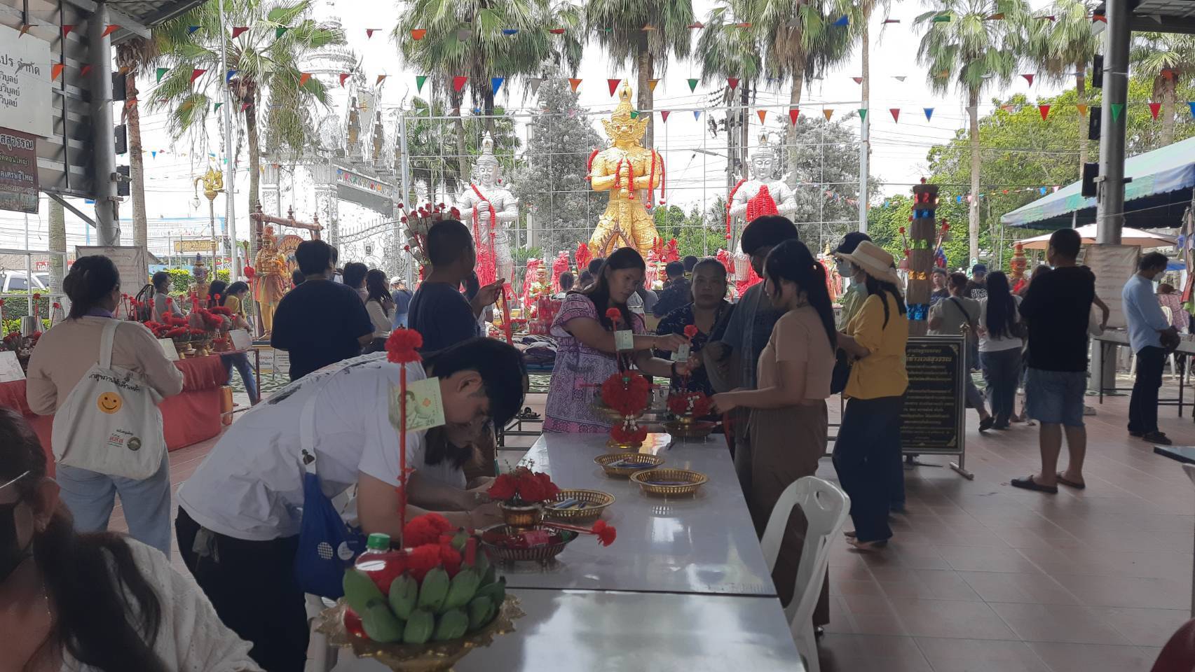 ปทุมธานี แก้บนแถมอิ่มบุญทอดร้อนๆ กล้วยแขก 100 โลออกโรงทาน2วันแก้บนไอ้ไข่หลังดลให้ยายฟื้น หนุ่มวิศวะฯถวายน้ำ15แพคข้าวสาร8ถุงแก้บนท้าวเวสฯได้งานสมใจ