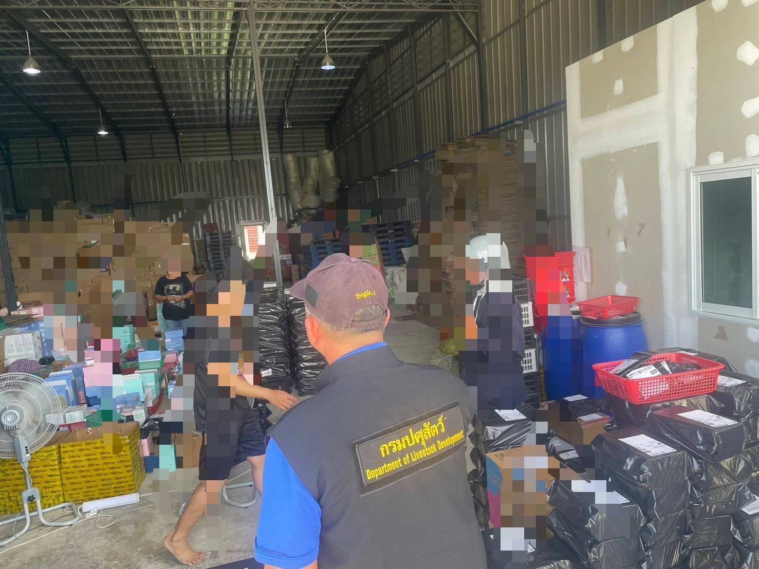กรมปศุสัตว์ร่วม บก.ปคบ. บุกทลายโกดังบางขุนเทียน ลักลอบขายอาหารสัตว์เลี้ยงเถื่อนออนไลน์ 59 รายการ มูลค่ากว่า 5.9 ล้านบาท
