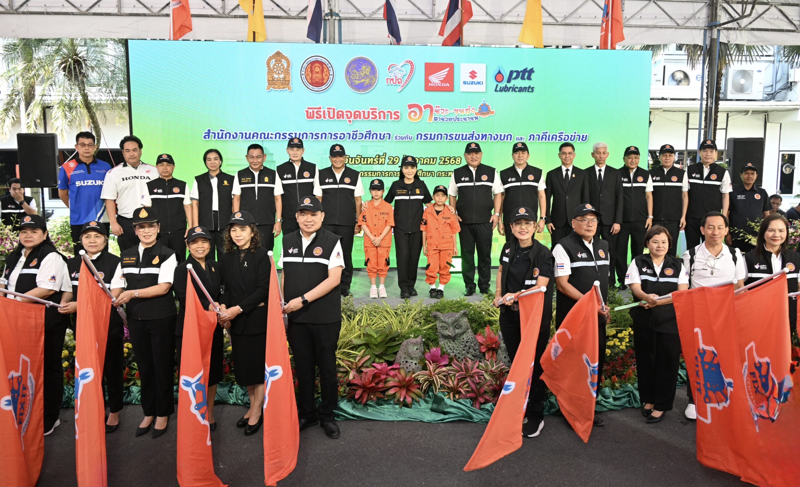 อาชีวะ-ขนส่ง อาสาช่วยประชาชน เทศกาลปีใหม่ 2569 ให้บริการตรวจสภาพรถยนต์ และรถจักรยานยนต์ฟรี! ทั้งหมด 150 จุดบริการ ครอบคลุมถนนสายหลัก สายรอง 77 จังหวัดทั่วประเทศ ตั้งแต่วันที่ 29 ธันวาคม 2568 – 5 มกราคม 2569