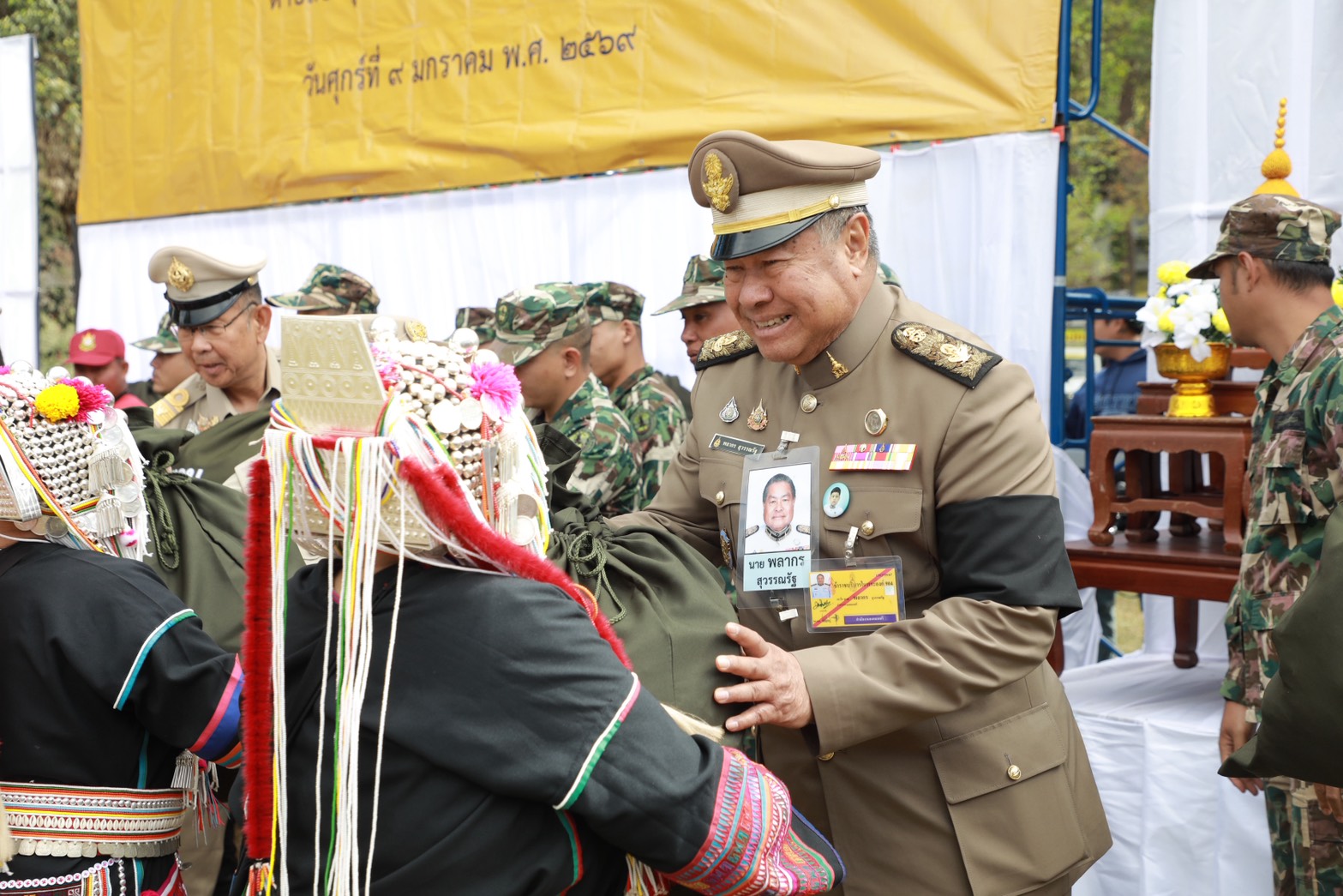 องคมนตรีเชิญสิ่งของพระราชทานไปมอบแก่ราษฎรและผู้ปฏิบัติงาน พร้อมทั้งติดตามการดำเนินงานโครงการในสมเด็จพระบรมราชชนนีพันปีหลวง พื้นที่จังหวัดเชียงใหม่
