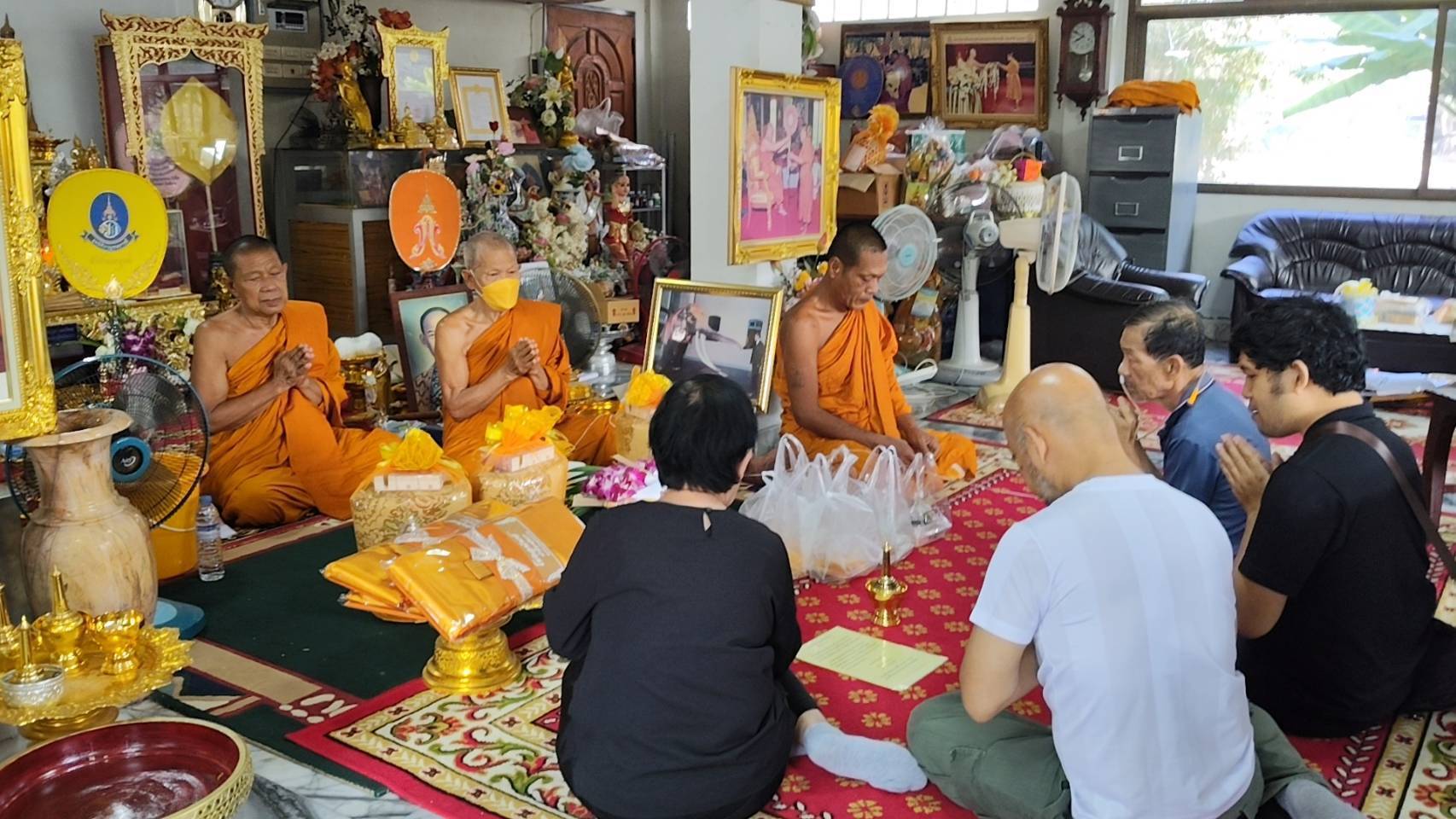 ปทุมธานี ศรัทธาพาเฮง! สองสาวแห่แก้บนไอ้ไข่วัดบึงบา พ่อปู่แม่ย่า หลังกวาดคนละครึ่งแสน