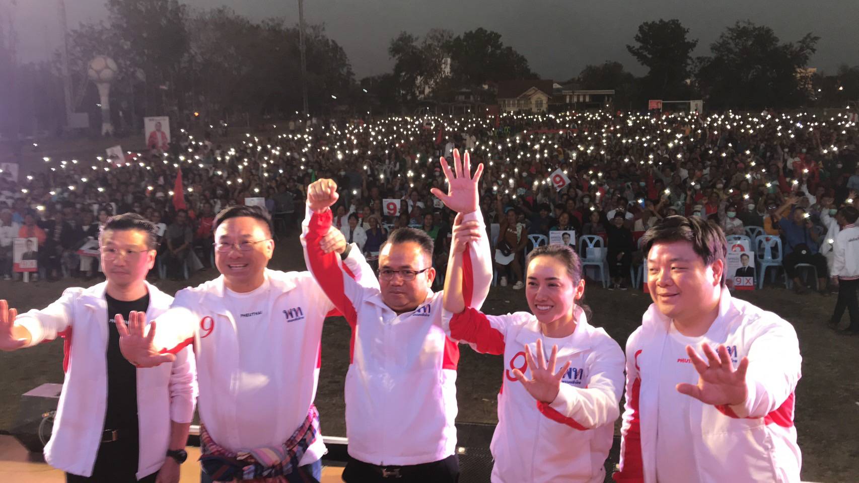 ชัยภูมิพรรคเพื่อไทยลุยหาเสียงช่วยผู้สมัครคึกคักนำนโยบายแก้ไขปัญหาความอยากจน ปลดหนี้ คนไทยไร้จน อย่างน้อยต้องมีรายได้3.000บาทต่อเดือน โดยเฉพาะนโยบายใหม่ที่จะนำมามัดใจชาวบ้าน ได้แก่ เศรษฐีเงินล้านวันล่ะ9คนมัดใจชาวบ้าน