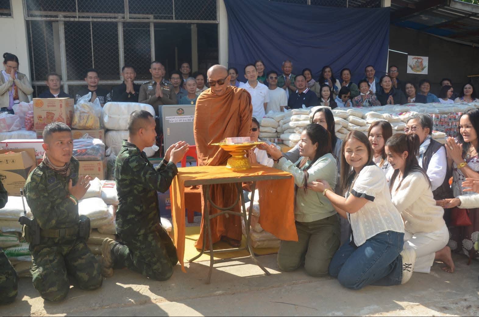 ชัยภูมิ หลวงพ่อสายทองพระเกจิชื่อดังแห่งวัดห้วยกุ่มมอบวัตถุมงคลนักรบชายแดน