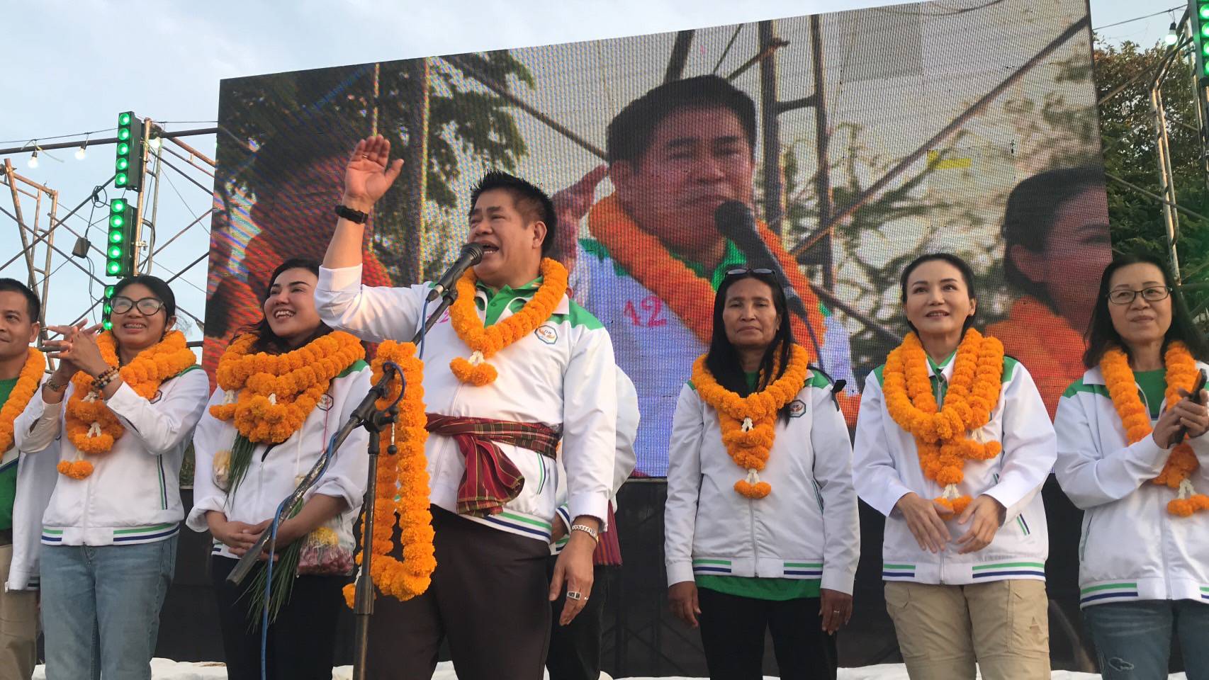 ชัยภูมิธรรมนัสพร้อมอ.แหม่ม นำทีมหาเสียงช่วยอีหล่าติ๊ก ชาวบ้านกว่า15,000คนแห่ฟังอย่างคึกคัก