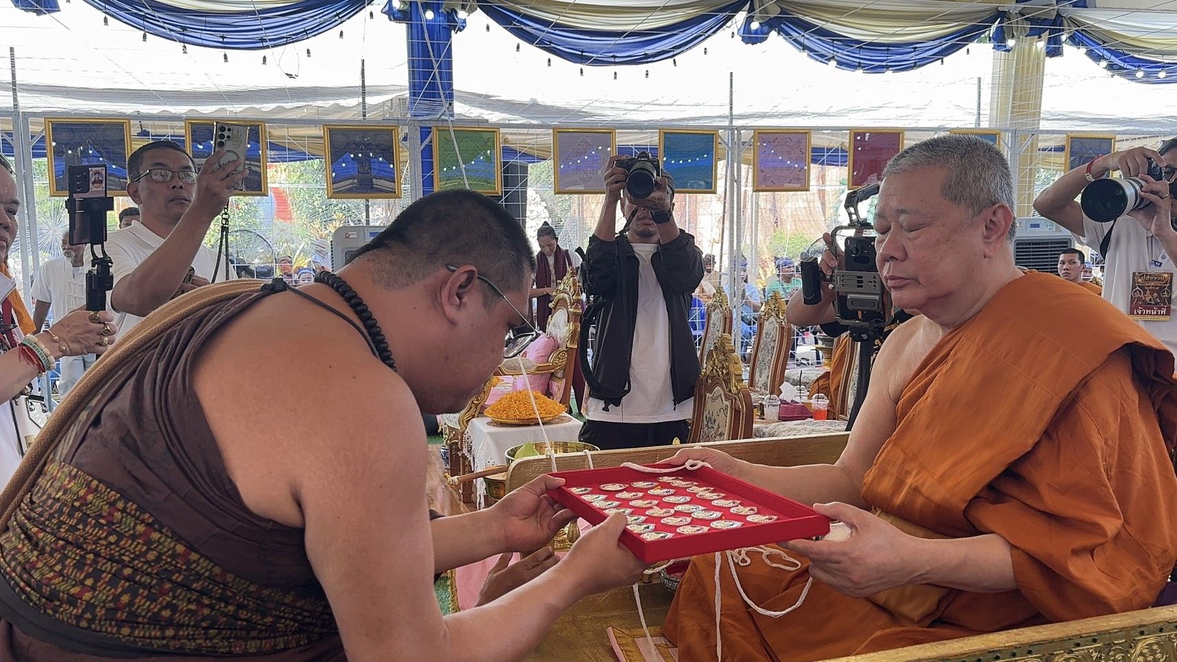 สมเด็จธงชัย นำทัพเกจิดัง30รูปปลุกเสกเหรียญปู่สั่งรวยอาศรมฤาษีเณรคอหวยแห่ส่องเลขอ่างน้ำมนต์