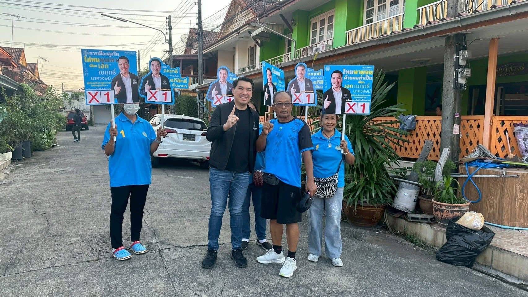 ปทุมธานี ผู้สมัคร ส.ส.ปทุมธานี เขต 3 พรรคประชาธิปัตย์เร่งเดินเท้าอ้อนหาเสียงโค้งสุดท้าย