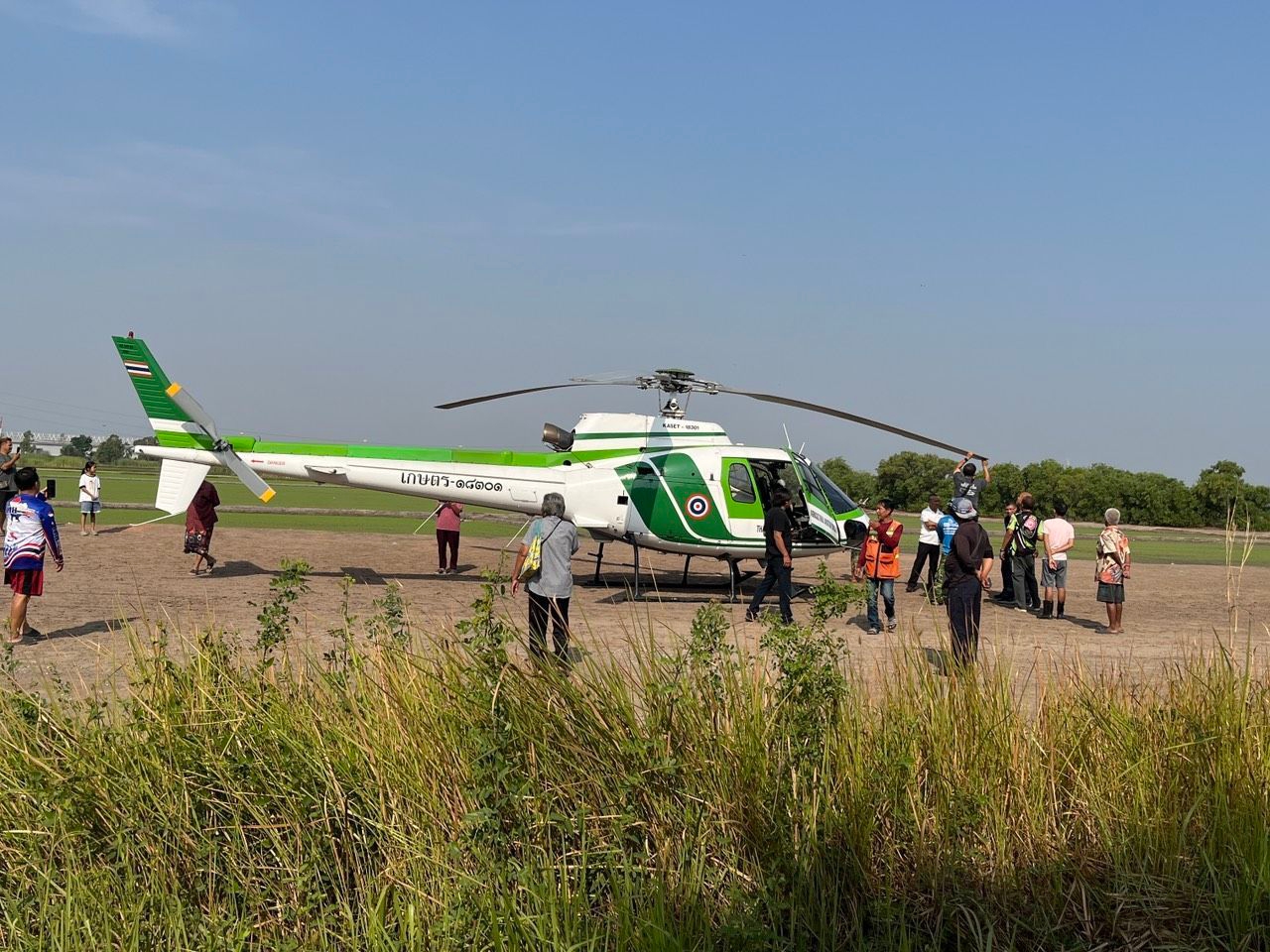 ระทึกกลางหมู่บ้าน! เฮลิคอปเตอร์ขัดข้องวนต่ำ ขอจอดฉุกเฉินกลางทุ่งนา ชาวบ้านแตกตื่นทั้งหมู่บ้าน