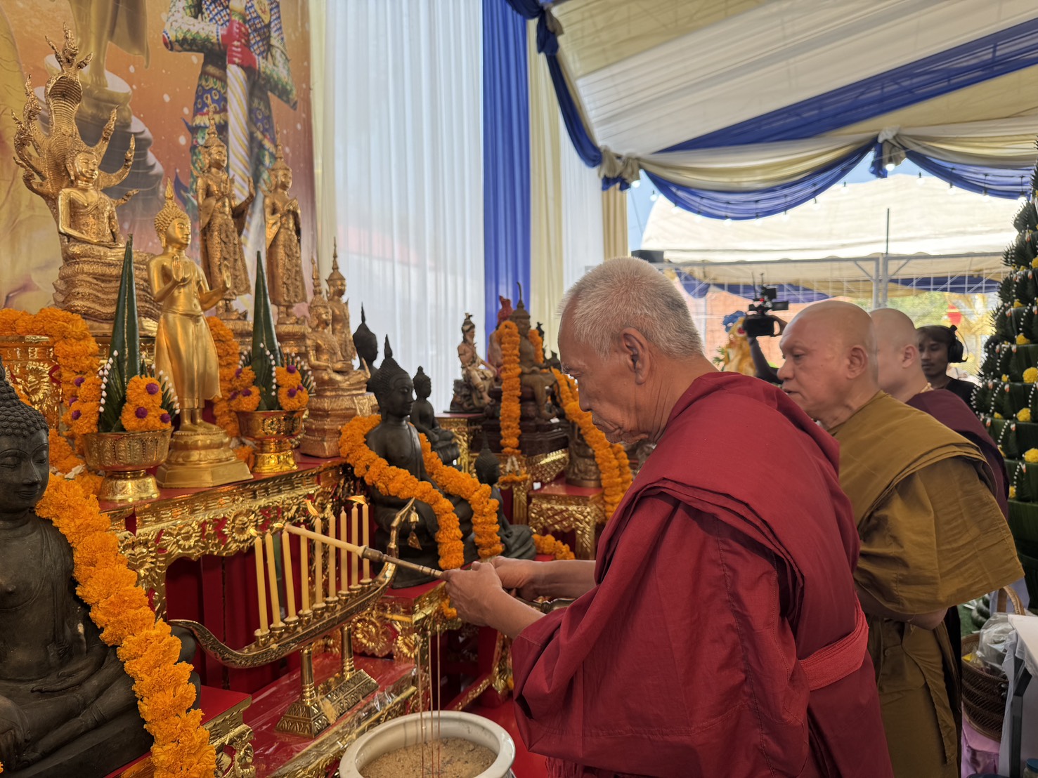 ลูกศิษย์นับพันร่วมงานไหว้ครูฤๅษีเณรของขึ้นกลางพิธีครอบเศียรฮือฮาแห่รับทรัพย์รับโชคถ้วนหน้า