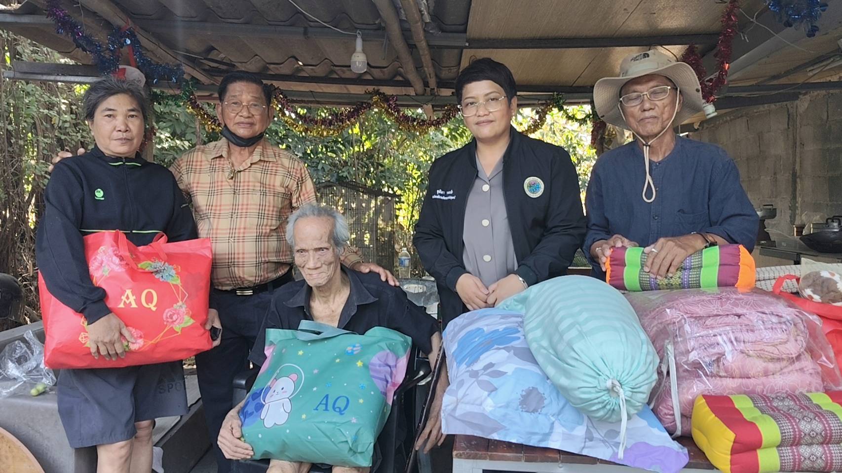 ปทุมธานี ป้าวัย51ปีหมดหนทางกลัวบ้านพังทับพ่อวัย82ปีร้องขอนายก อบต.ช่วยเหลือและแมว15ชีวิตต้องอดข้าว