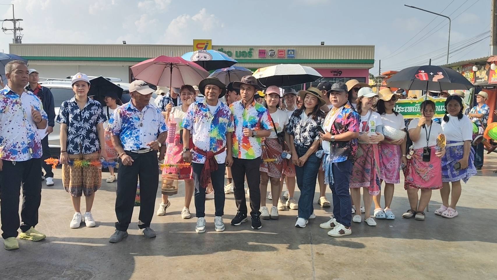 ปทุมธานี เทศบาลตำบลลำลูกกาปลุกประเพณีแห่ขบวนปล่อยนกปล่อยปลาของชาวมอญกลับมาอีกครั้ง