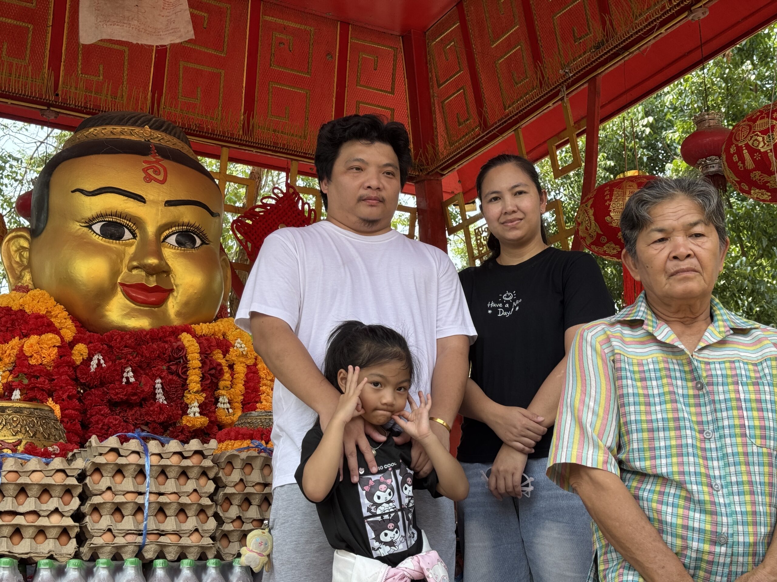 ศรัทธาล้นอาศรมฤาษีเณรรับสงกรานต์ปชช.ส่องอ่างน้ำมนต์รับทรัพย์งวดต่อไป