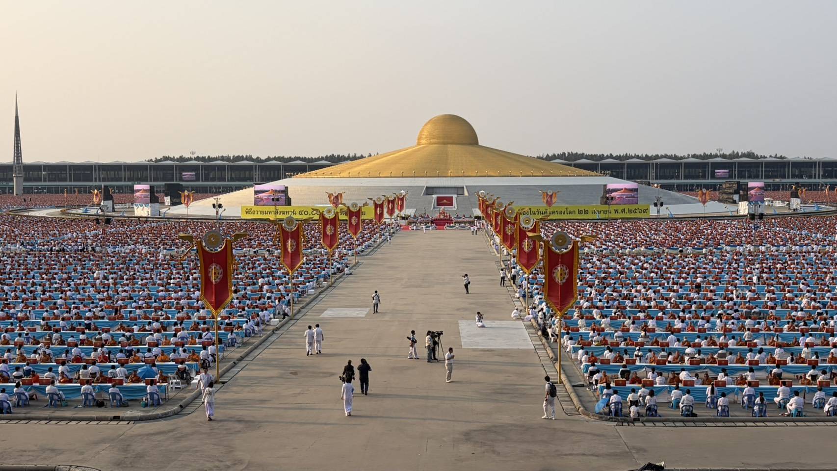 วัดพระธรรมกาย นั่งสมาธิภาวนา-ถวายมหาสังฆทาน 40,000 กว่าวัดทั่วไทยในวันคุ้มครองโลก