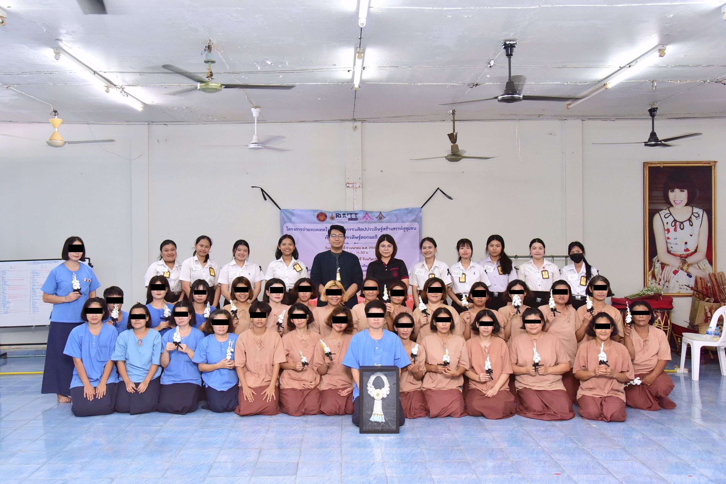 มทร.ธัญบุรี เติมทักษะ “ศิลปประดิษฐ์ดอกมะลิ” สู่ชุมชนพิเศษเรือนจำธัญบุรี สร้างอาชีพ-รวมใจประดิษฐ์ดอกไม้จันทน์ถวายความจงรักภักดีองค์พระพันปี