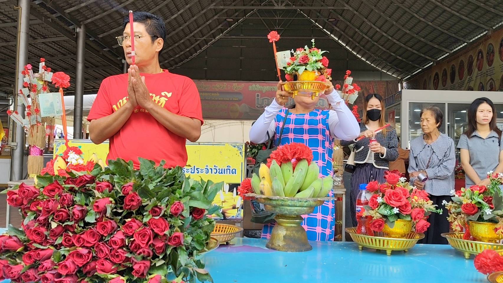 ปทุมธานี กุหลาบ 99 ดอกแก้บนท้าวเวสฯ ลูกชายสอบเข้ามหาลัยดัง ให้โชค 3 งวดติดการงานเจริญรุ่งเรือง