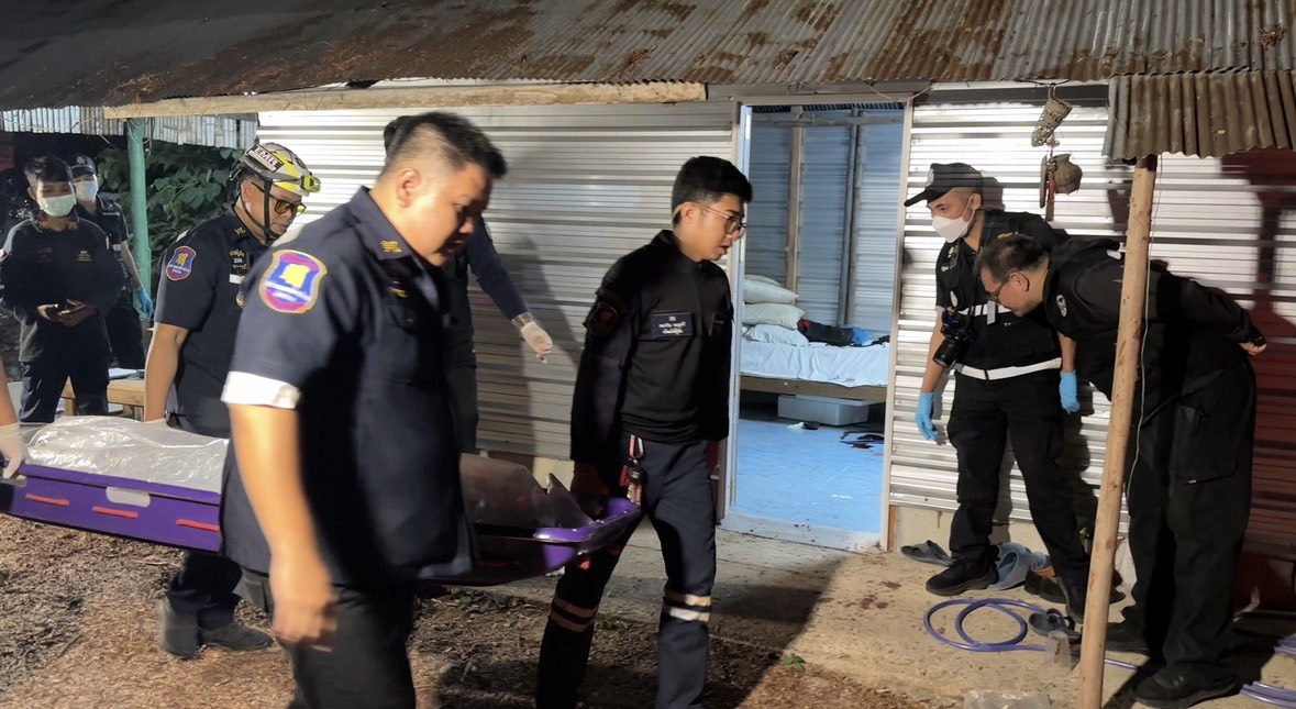 ลำปาง_เจ้าของร้านอาหารปืนโหดใช้ลูกซองสั้นยิงเพื่อนบ้านซึ่งเป็นผู้สื่อข่าวท้องถิ่นแบบเผาขนตัดขั้วหัวใจก่อนใช้มีดฟันเมียและน้องสาวผู้ตายเจ็บอีก2 ปมเหตุทะเลาะเรื่องขอให้ย้ายที่จอดรถ หลังก่อเหตุก่อนขี่ จยย หลบหนี ตำรวจอยู่ระหว่างติดตามตัว.