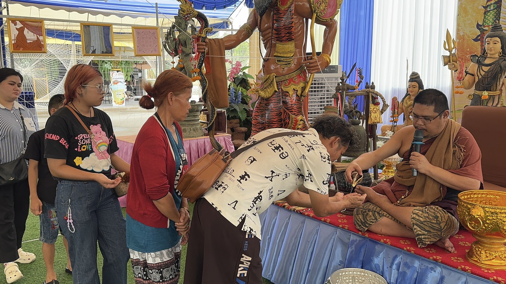 ปชช.แห่กราบไหว้สิ่งศักดิ์สิทธิ์อาศรมฤาษีเณรพร้อมส่องเลขเด็ดลุ้นโชค