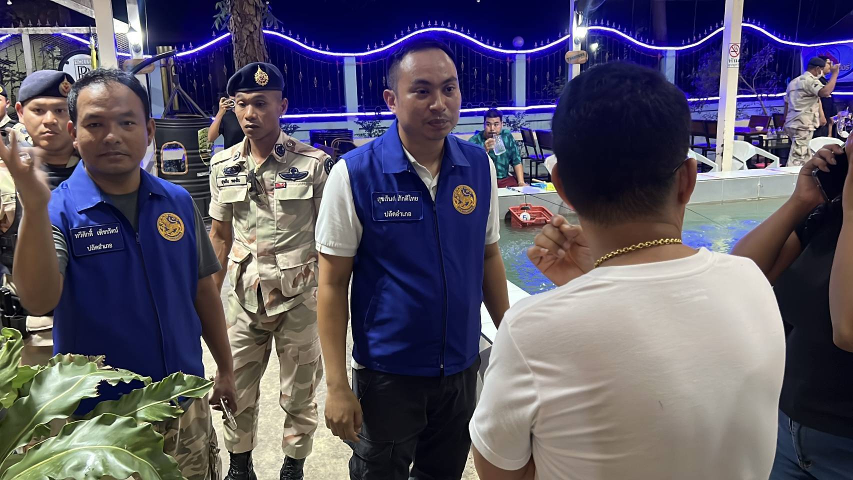 ปกครองกรุงเก่าเข้ม บุกจับร้านบ่อตกกุ้ง เปิดเล่นพนันคู่คี่โจ๋งครึ่ม