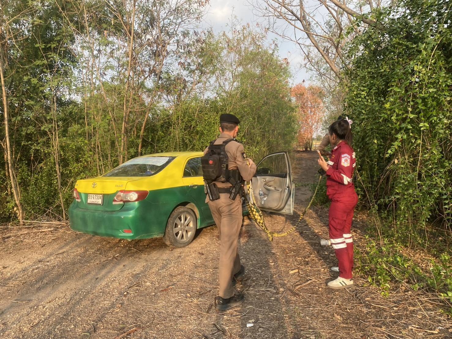 ฆาตกรรมคนขับแท็กซี่ ทิ้งศพกลางทุ่งนาอยุธยา ตำรวจเร่งล่าคนร้าย