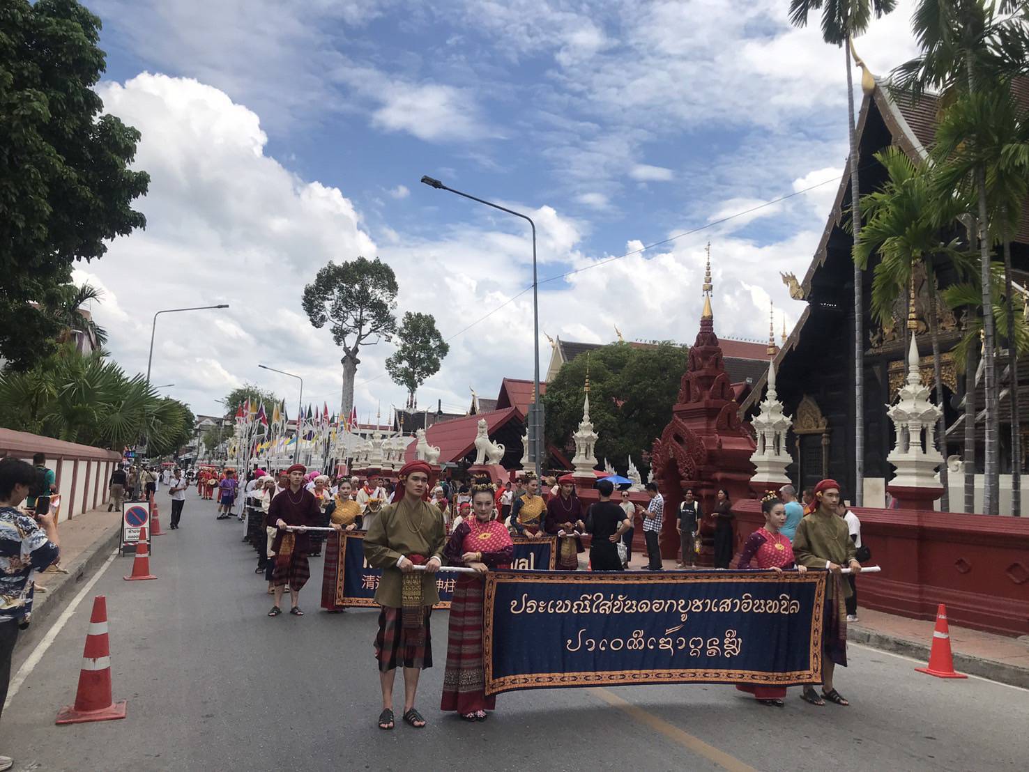 คุณหยก ร่วมสืบสาน ประเพณีใส่ขันดอกบูชาเสาอินทขีล ฟื้นฟูประเพณีการแจกผัก (ตานผัก)
