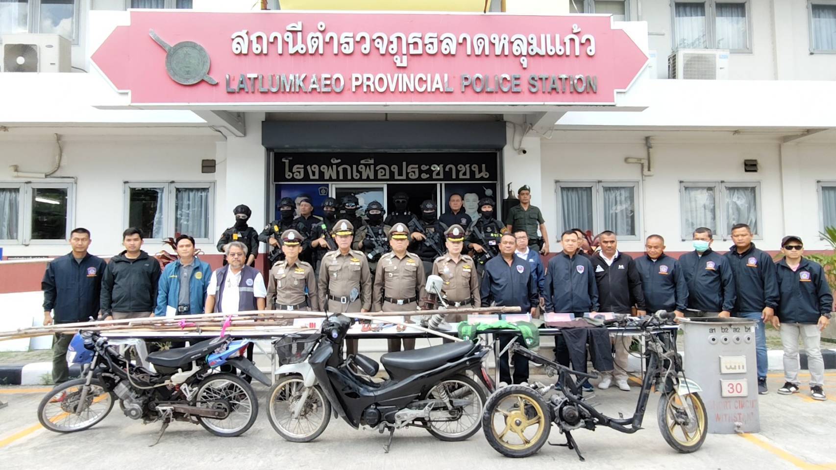 ปทุมธานี ตำรวจปทุมฯ-อยุธยารวบ 4 ผู้ต้องหาแก๊งลักหม้อแปลง-สายไฟ ปทุมฯ-อยุธยาหลายพื้นที่ เสียหายกว่า 7 ล้านบาท