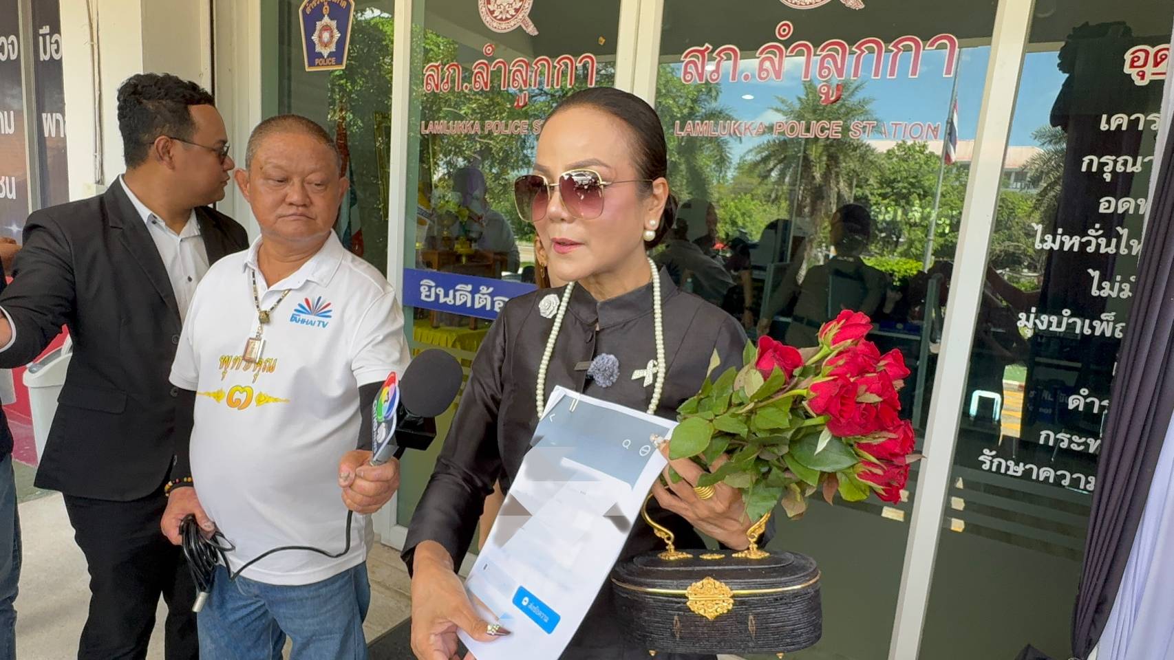 ปทุมธานี ผอ.ฟ้าตั้งนำจับ 200,000 บาท แจ้งความเพจชื่อดัง โพสต์หมิ่นประมาท พ.ร.บ.คอมพ์