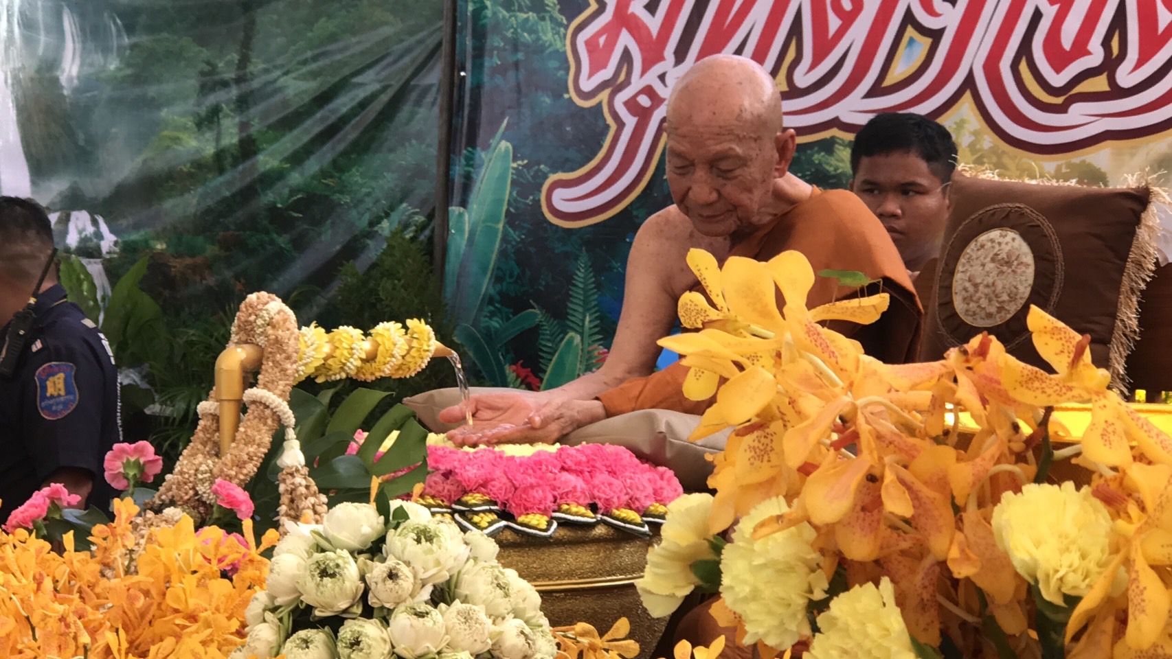 ชัยภูมิ สาธุชนจากทั่วสารทิศแห่ร่วมพิธีเจริญอายุวัฒนมงคลครบ 83 ปี พระราชภาวนาวชิรคุณ (หลวงปู่จื่อ )พระเกจิดังแห่งภาคอีสาน อย่างคับคั่ง