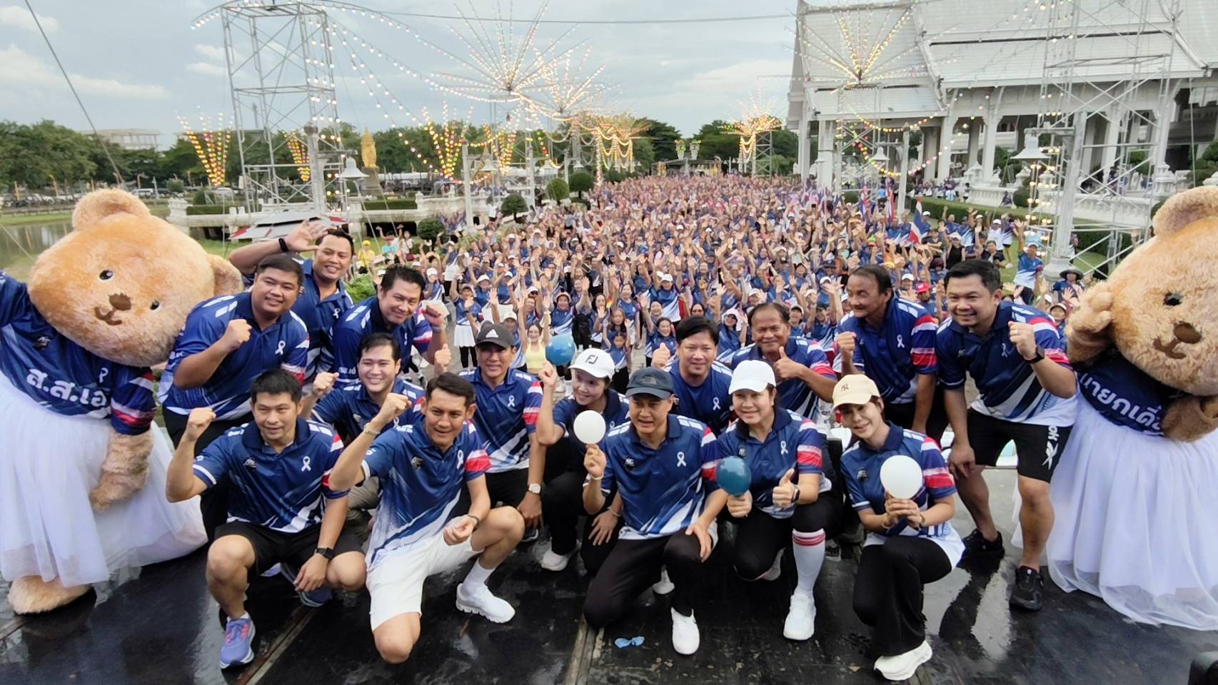 ปทุมธานี นักเต้นเพื่อสุขภาพกว่า 4,000 คนร่วมเต้นแอโรบิกกำลังสนุกฝนถล่มนักเต้นวิ่งหนีเหมือนผึ้งแตกรัง