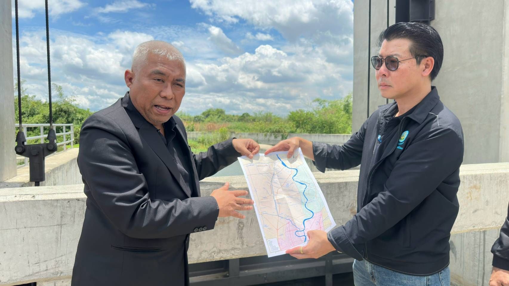 กรมชลฯ ลุยแก้น้ำท่วม-แล้งซ้ำซาก “คลองพระอุดม” ชูโมเดลใหม่ผสมผสานธรรมชาติ นำสื่อลงพื้นที่จังหวัดปทุมธานี และพระนครศรีอยุธยา หลังผลศึกษาชี้เป็นพื้นที่มีความสามารถรับน้ำจำกัด เปิดแนวคิดสร้างประตูระบายน้ำควบคู่กับพื้นที่ชุ่มน้ำ หวังฟื้นฟูระบบนิเวศและจัดการน้ำอย่างยั่งยืน