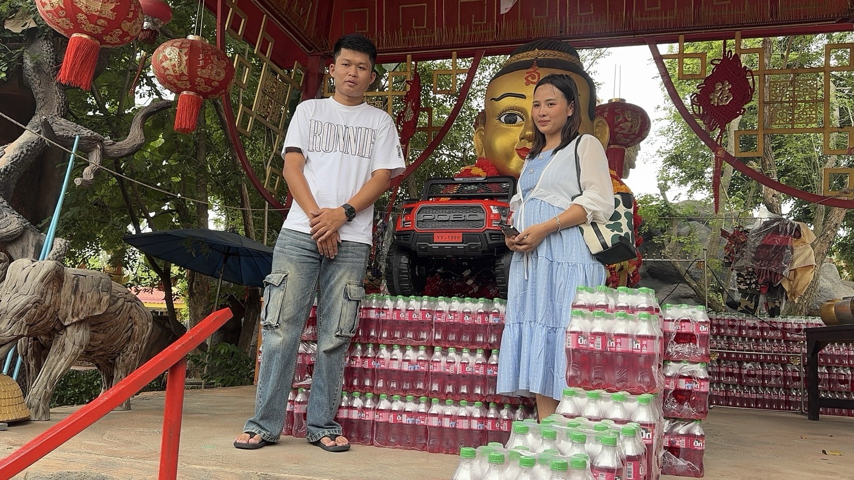 คึกคักปชช.แห่ส่องเลขอ่างน้ำมนต์อาศรมฤๅษีเณรสาวท้องสุดเฮงรับ3แสนหอบรถไฟฟ้าแก้บนกุมารเจ้าสัวเฮง