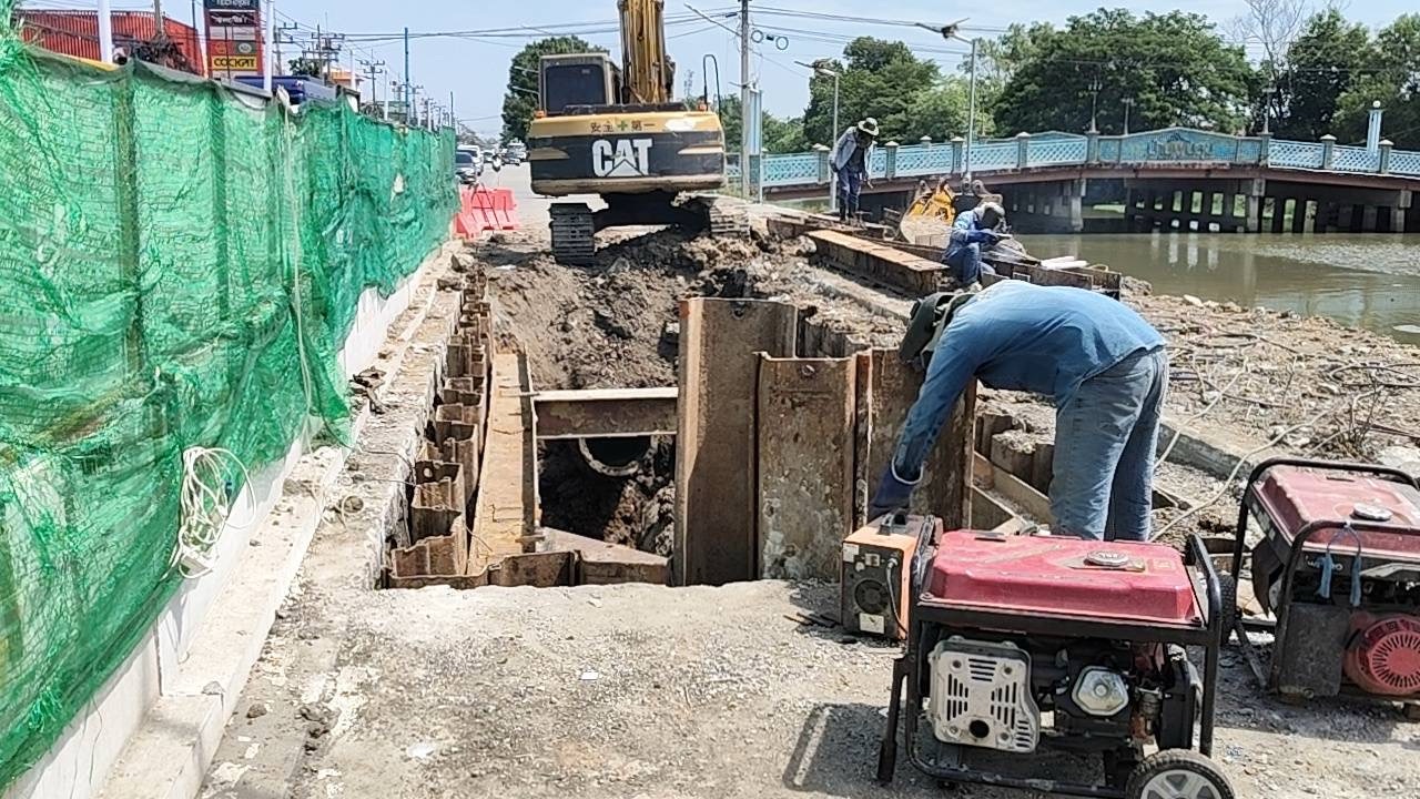 ปทุมธานี นายกคลองสามฉุนหลังการประปาเตรียมเจาะบ่อเพิ่ม6บ่อหลังชาวบ้านเดือดร้อนเตรียมแจ้งความหากผู้รับจ้างไม่เสร็จตามกำหนด