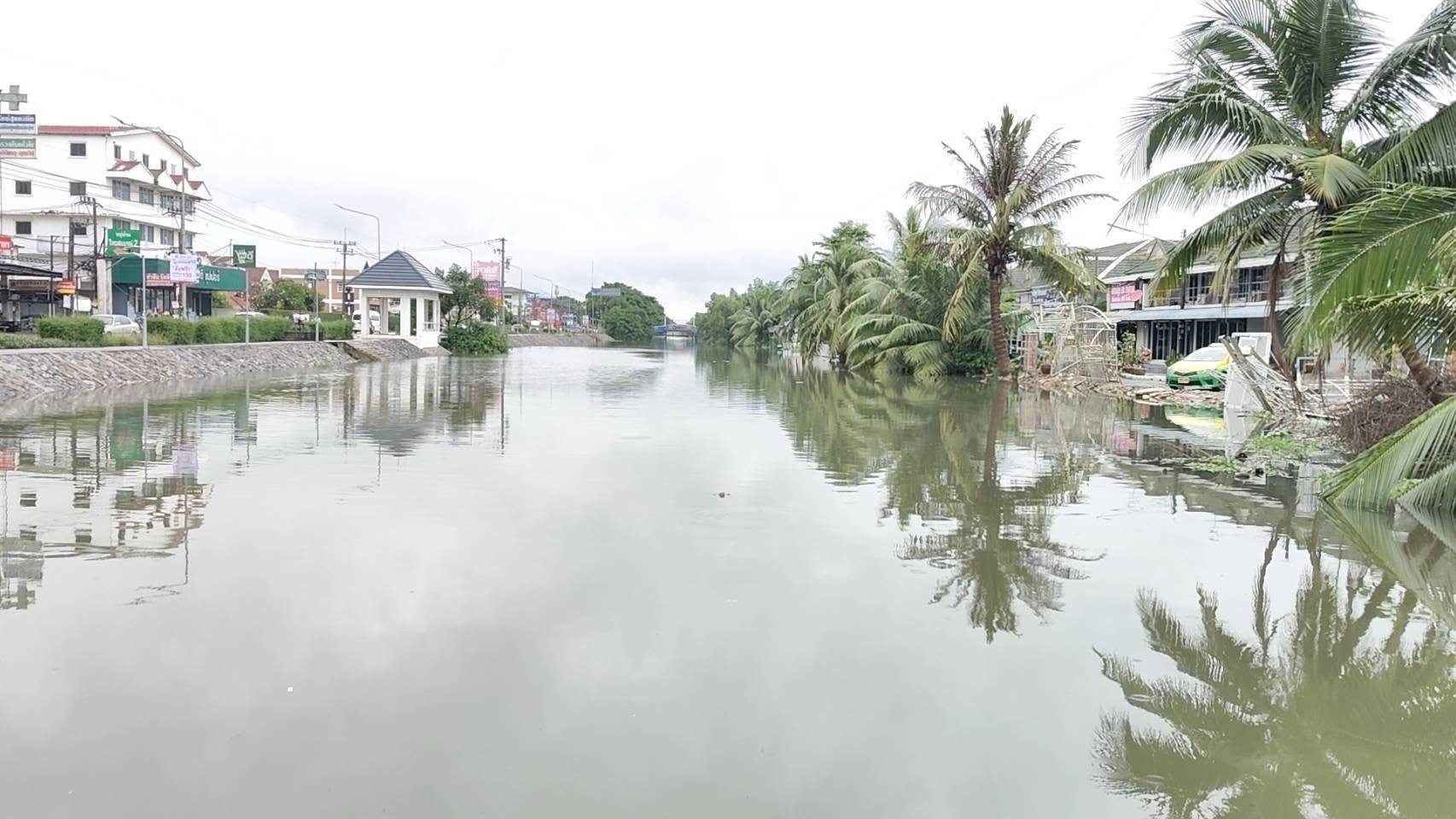 ปทุมธานี ฝนถล่มหนักคลองสามส่งผลให้น้ำเอ่อท่วมหมู่บ้านจัดสรร อบต.เร่งตั้งเครื่องสูบน้ำขนาดใหญ่ระบายออกคลองระพีพัฒน์และคลองรังสิตประยูรศักดิ์