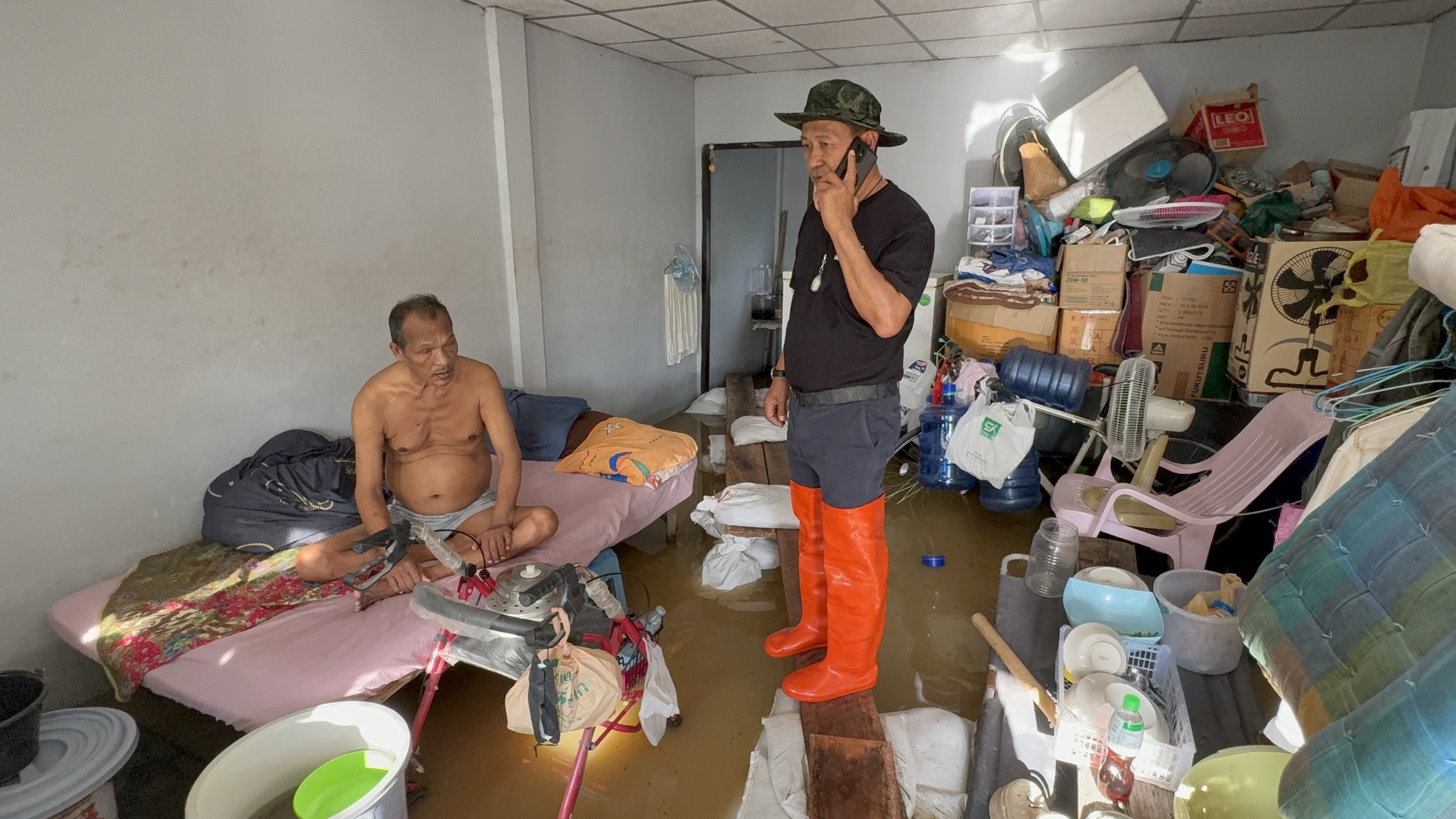 ปทุมธานี น้ำท่วมขัง 3 วัน ลุงตาบอดอยู่ลำพัง ภรรยาต้องออกทำงาน เทศบาลเร่งทำสะพาน-แคร่ที่นอนช่วยเหลือ