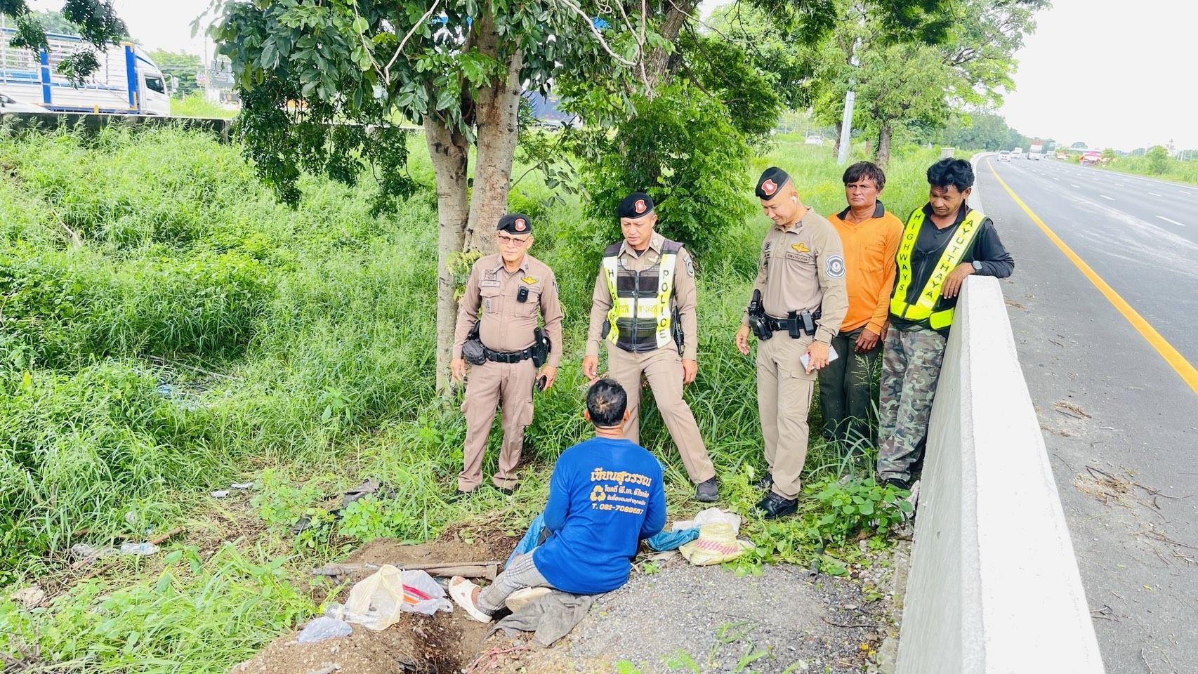 จับคาเกาะกลางถนนสายเอเชีย หัวขโมยนั่งขุดดิน ยาว 30 เมตรตัดสายไฟขาย พบอุปกรณ์เพียบ–ยาบ้า 7 เม็ด