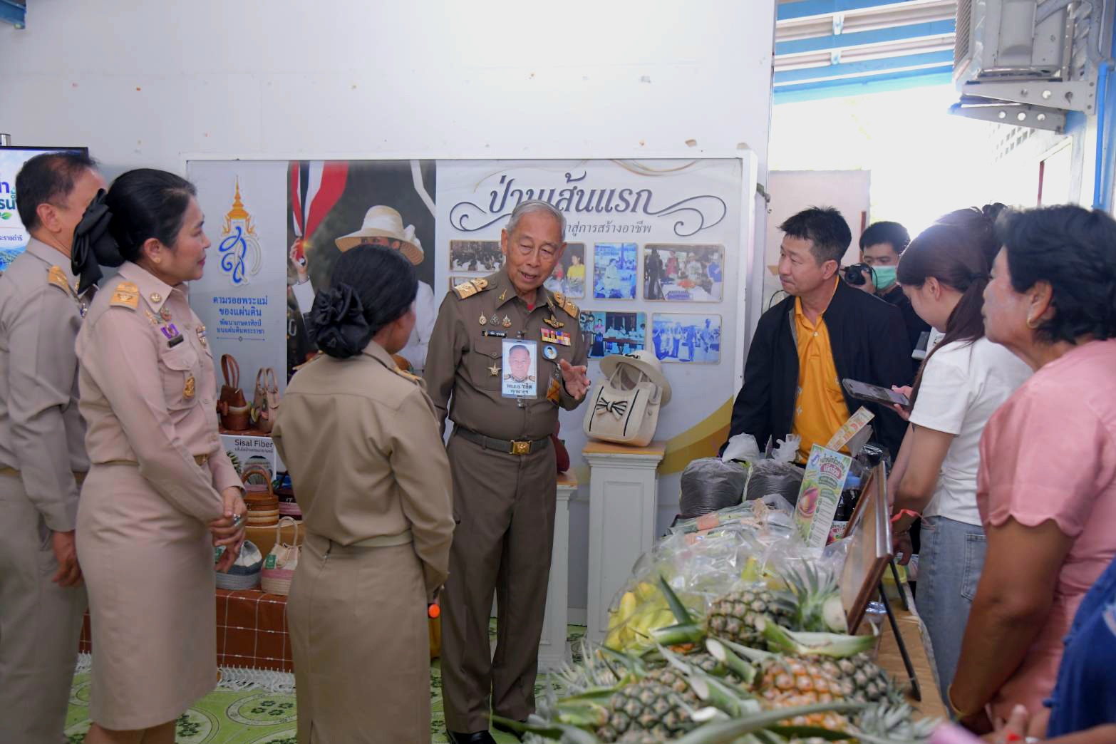 องคมนตรีลงพื้นที่ตรวจเยี่ยมโรงเรียนบ้านหุบกะพง พร้อมติดตามผลการดำเนินงานโครงการอันเนื่องมาจากพระราชดำริ ในพื้นที่จังหวัดเพชรบุรี