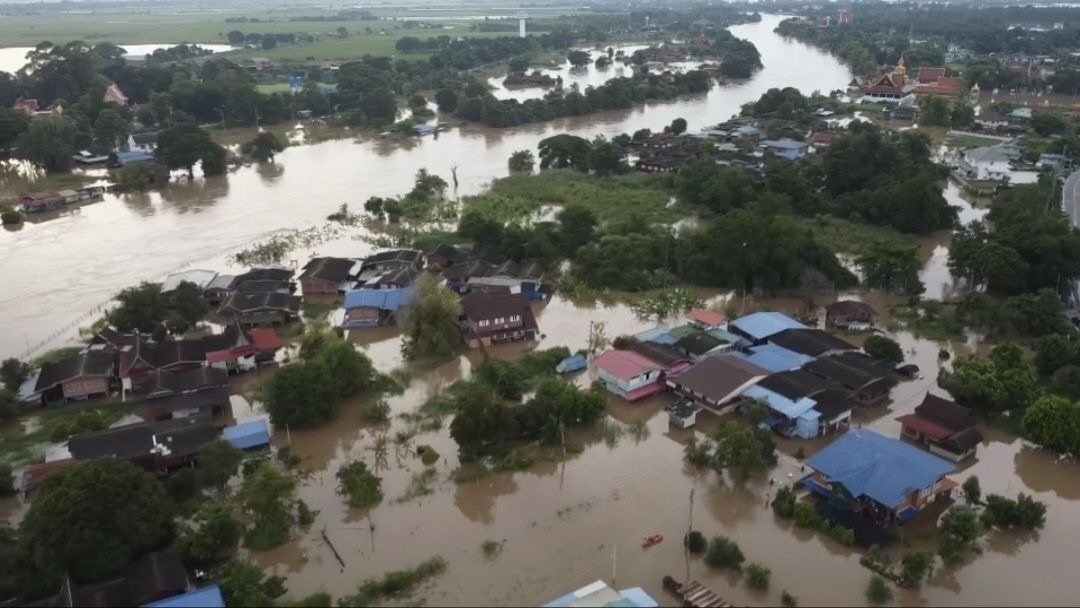 เจ้าพระยาน้ำขึ้นอย่างต่อเนื่อง น้ำท่วมยังกระทบความเป็นอยู่ชาวบ้านต้องมานั่งศาลาริมถนนคุยกันคล้ายเหงา