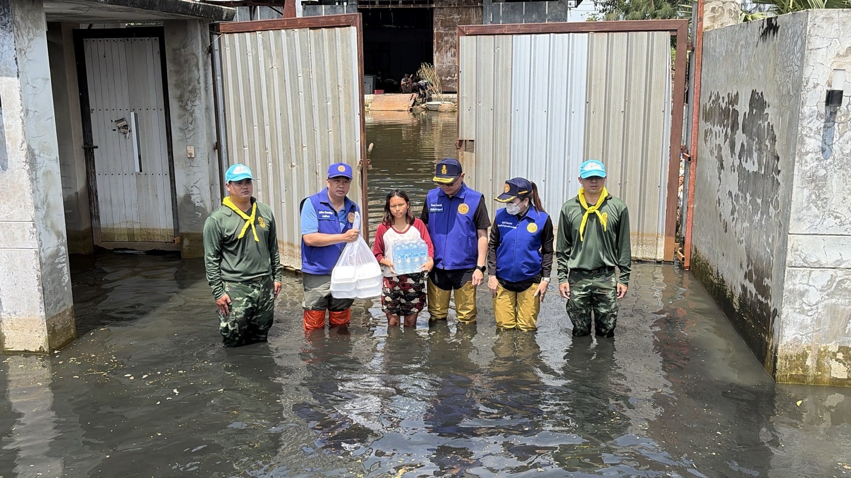 ปทุมธานี ชาวบ้านหนองสามวังทุกข์ระทมน้ำท่วมขังนาน2สัปดาห์ต้องใช้เรือแทนรถแถมผวาปลิงโผล่จำนวนมากขณะที่จังหวัดเร่งสำรวจผู้เดือดร้อนและแจกจ่ายข้าวชาวบ้านที่ติดในบ้านออกมาไม่ได้
