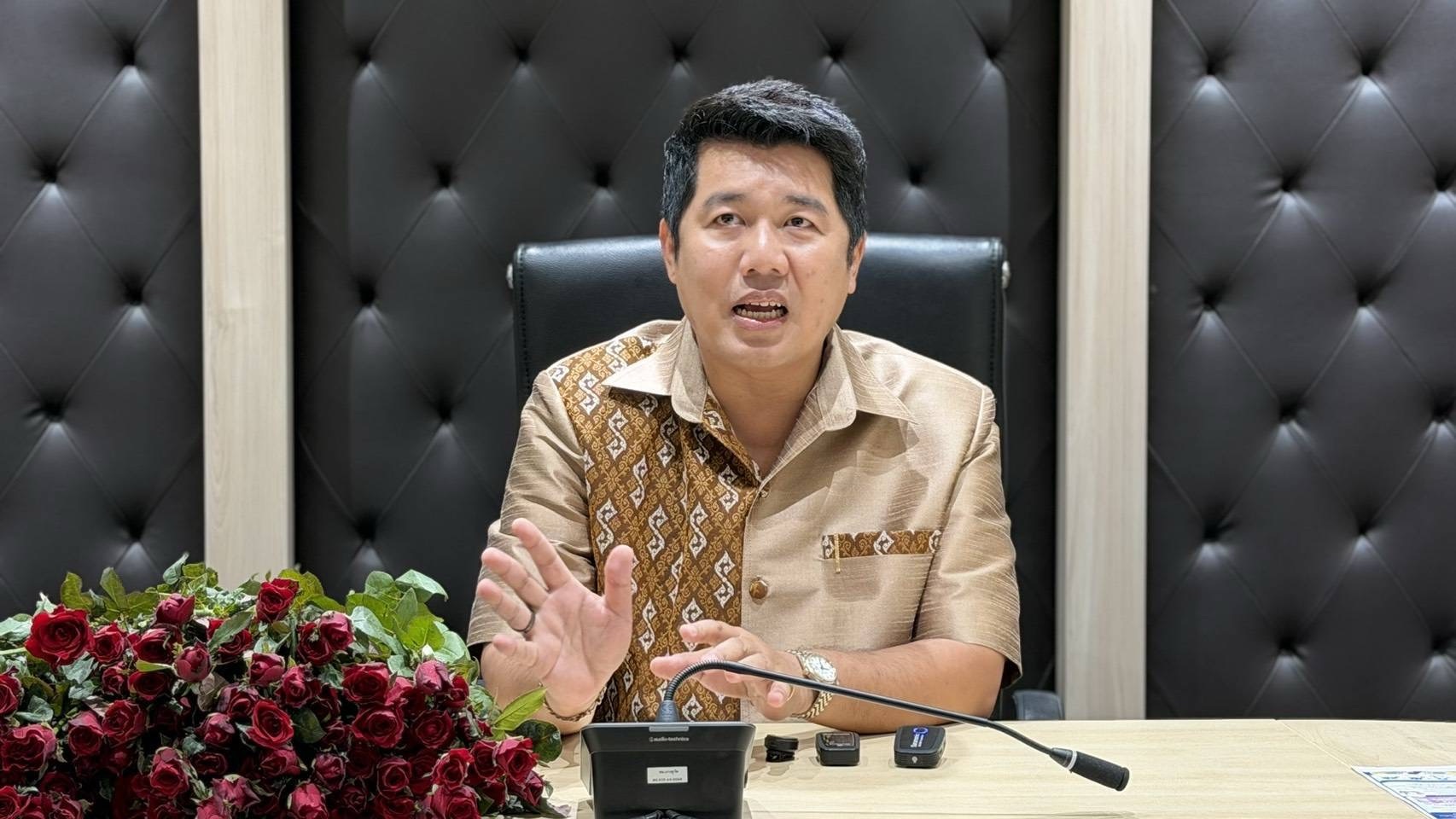 ปทุมธานี นายกบางคูวัดยันเอาผิดถึงที่สุด! หลังอดีตพนักงานชักปืนยิงขึ้นฟ้า 2 นัดกลางงานศพ ชาวบ้าน–ข้าราชการแห่มอบดอกไม้ให้กำลังใจ