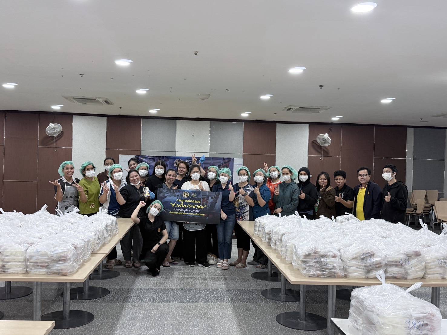 วิทยาลัยการปกครอง รวมน้ำใจ เร่งทำอาหารน้ำดื่มมอบให้ผู้ประสบภัยน้ำท่วม