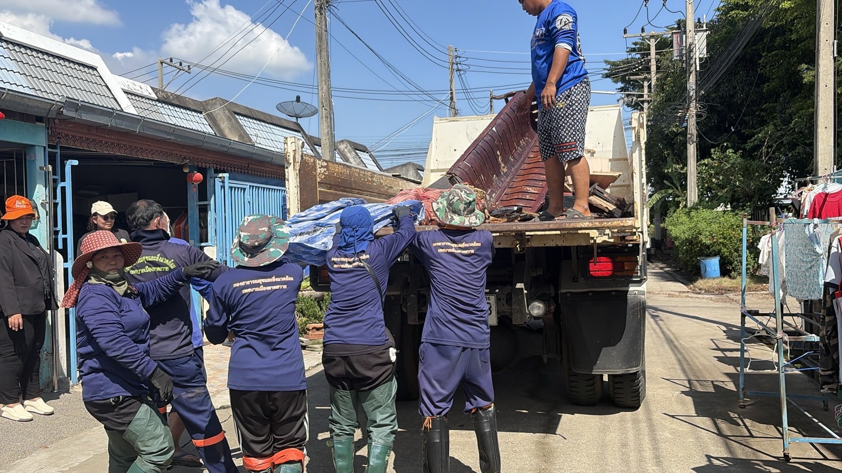 ปทุมธานี เทศบาลเมืองลาดสวายเร่งเก็บขยะที่ถูกน้ำท่วมเสียหายหลังน้ำเริ่มลดระดับในขณะเดี่ยวกันยังคงเตรียมป้องกัน24ช.ม.หลังพายุจะมาอีก